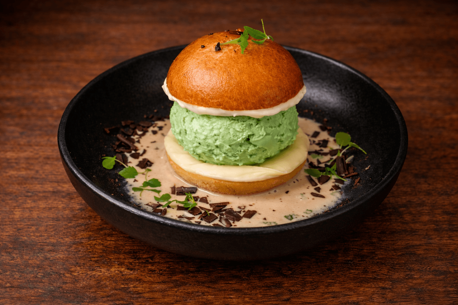 Pandan-ijs sandwich met chocolade-saus