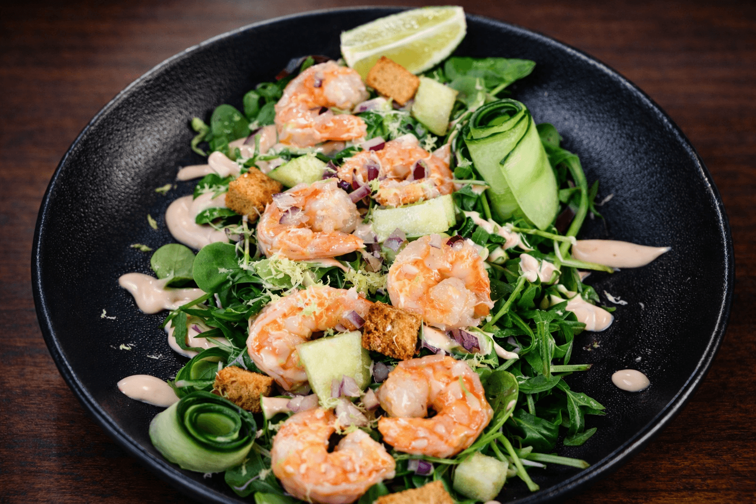 Gemarineerde garnalen op groene salade