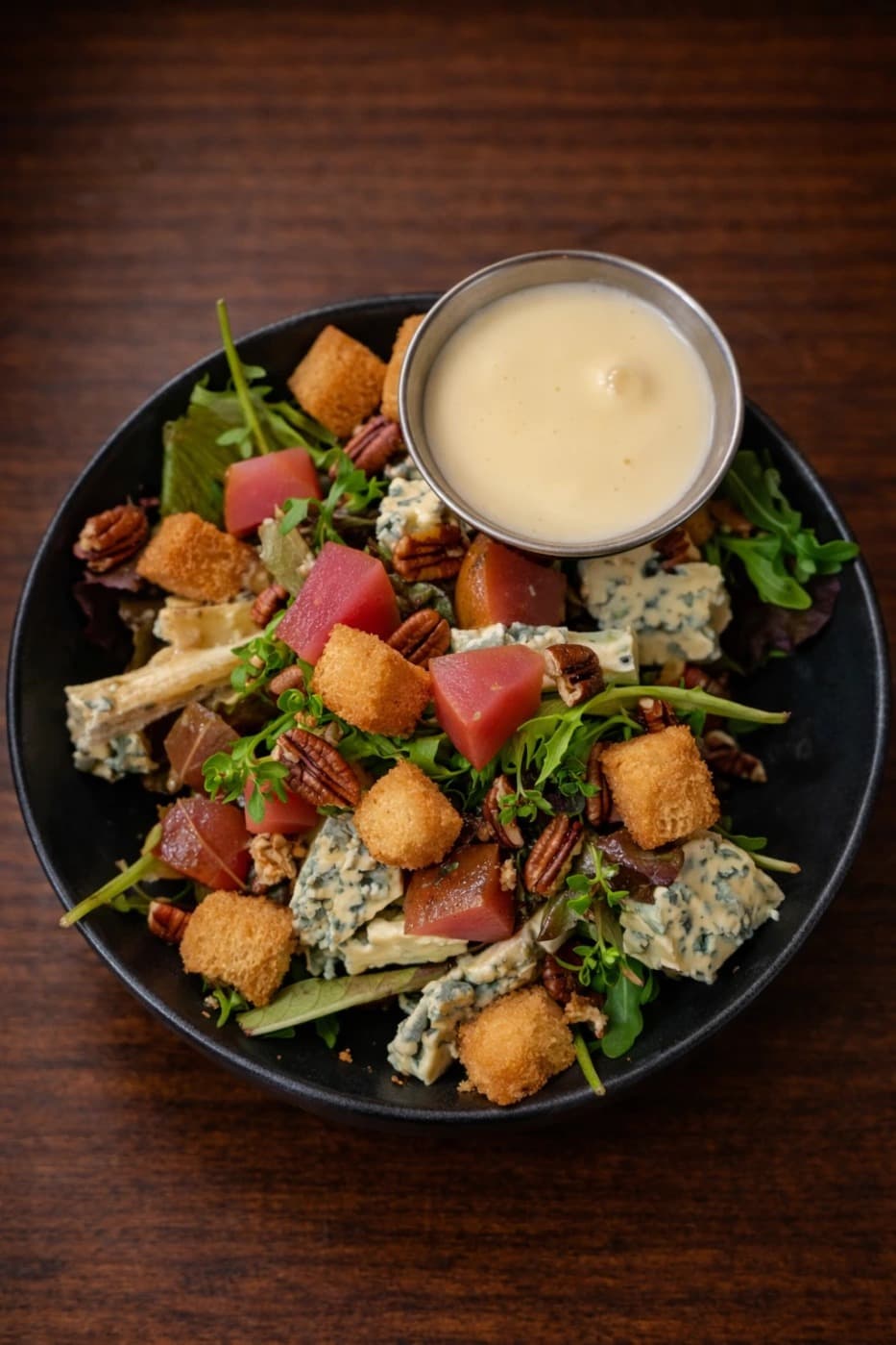 Salade met roquefort, peer en walnoten