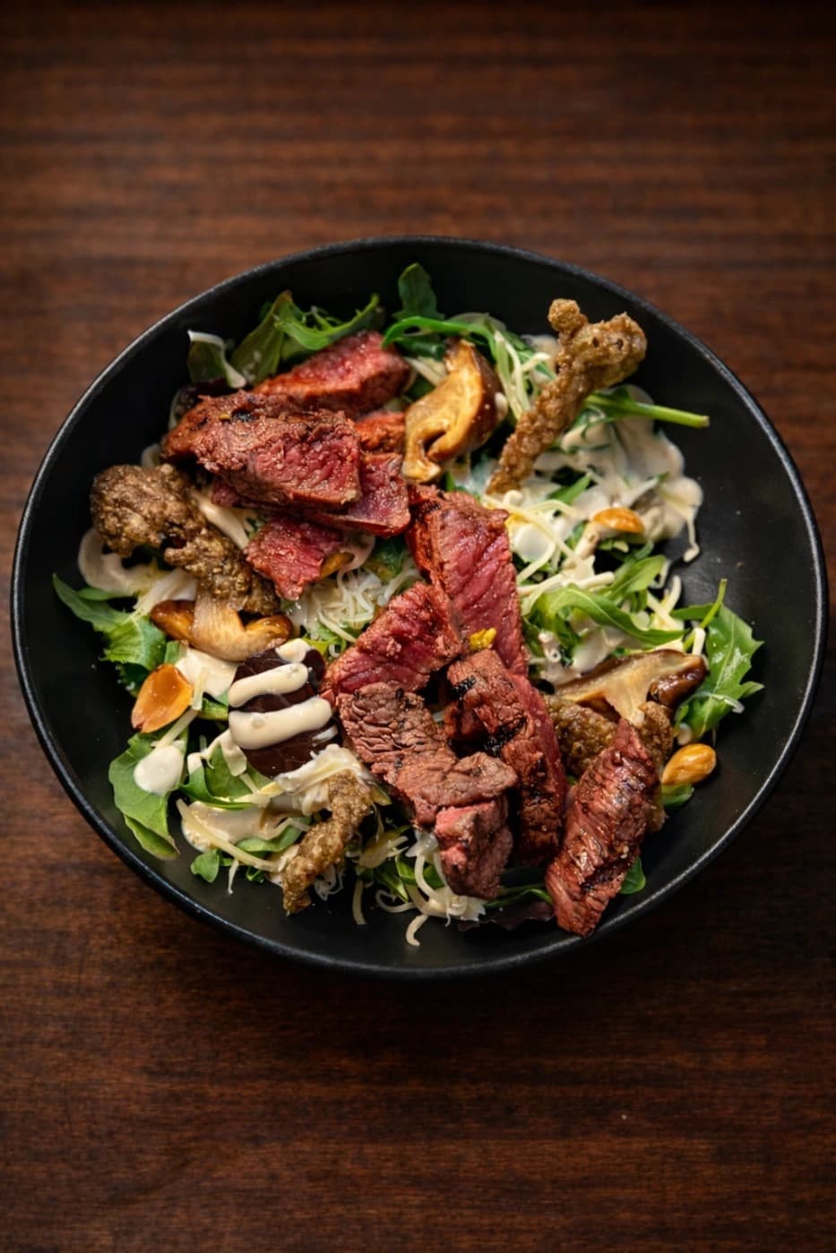 Biefstuk met paddenstoelen en kruidensalade